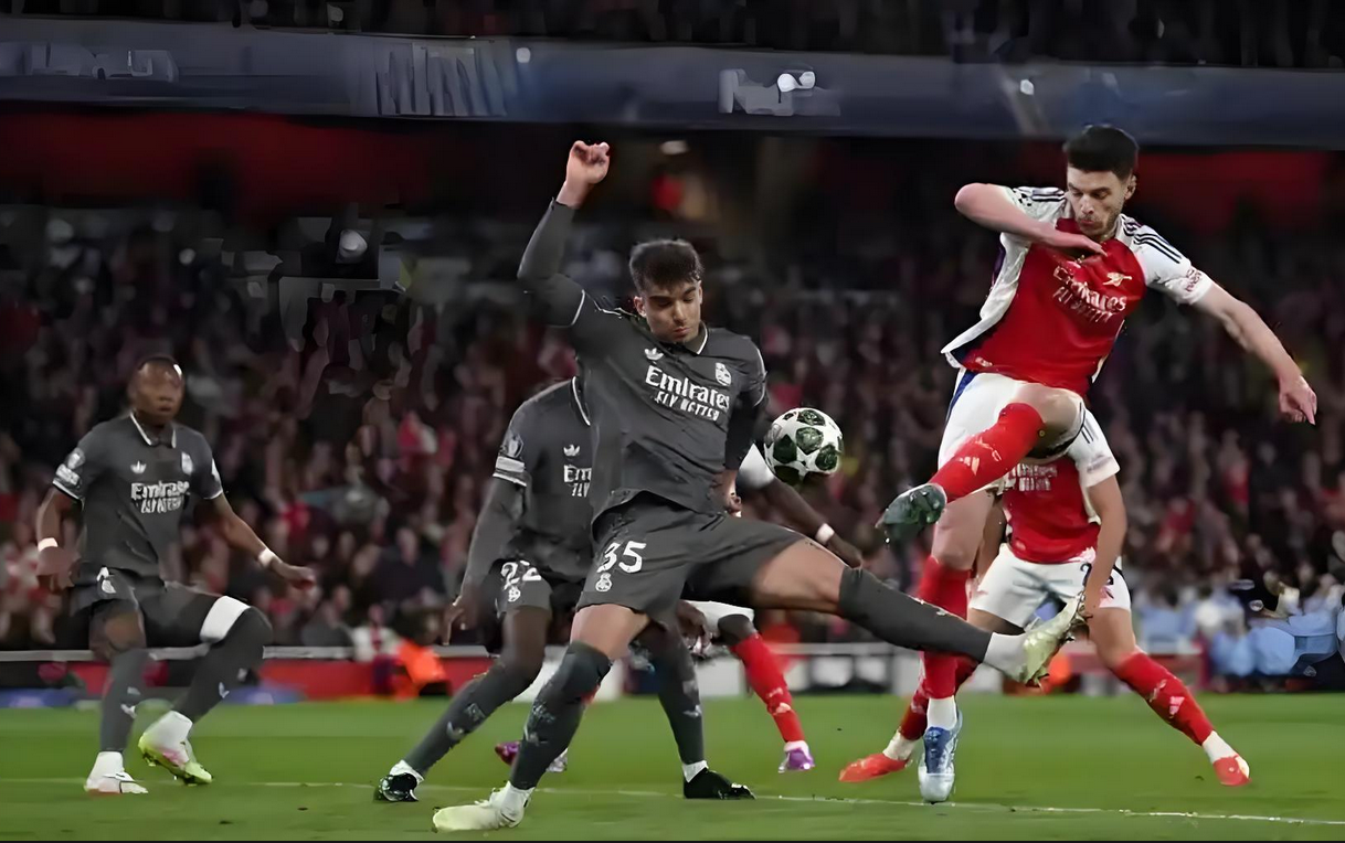 包含皇家马德里力争战胜阿贾克斯，晋级下一轮对决的词条