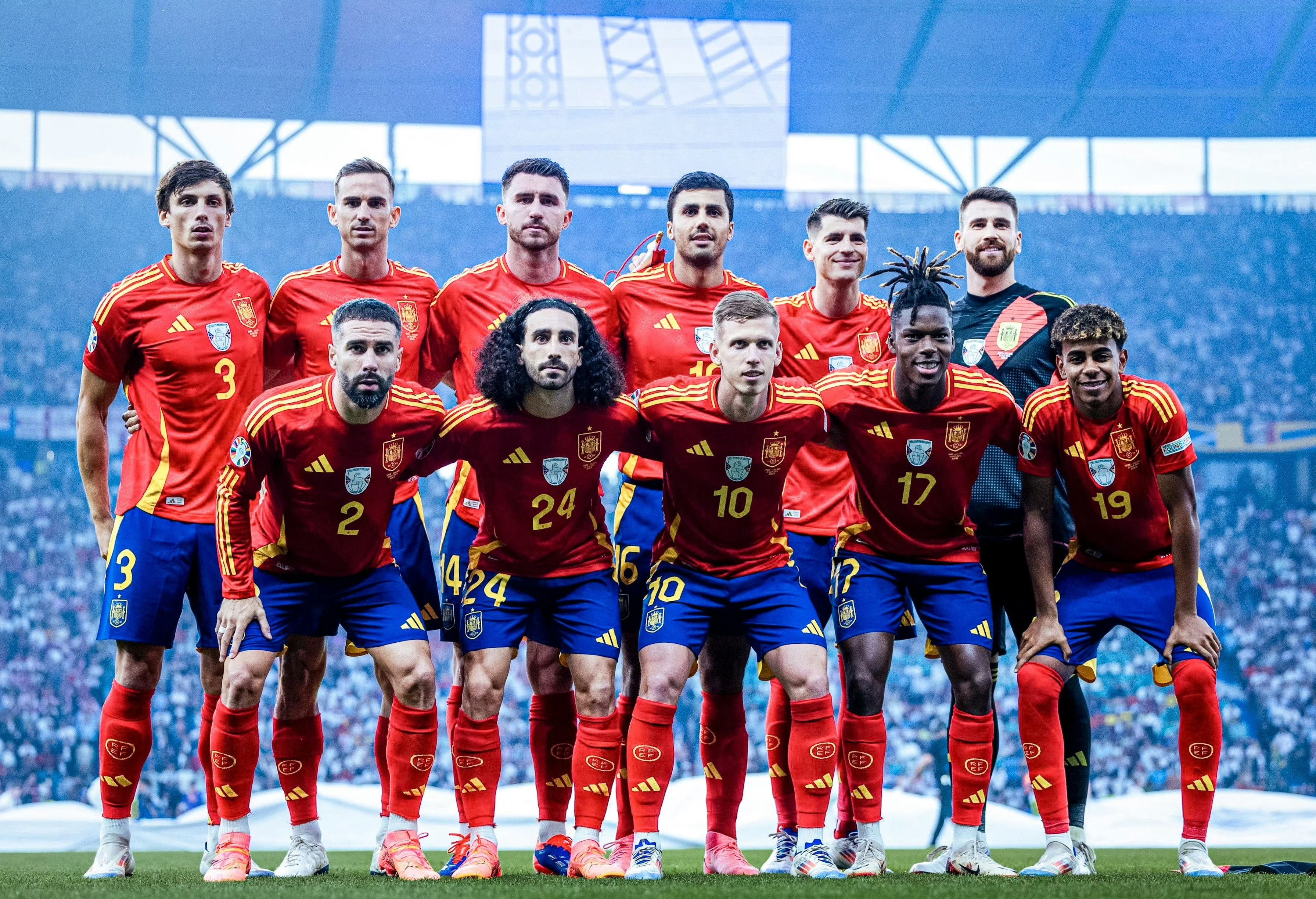 爱游戏体育网站-包含热闹足球比赛即将上演，球员们准备就绪迎接挑战的词条