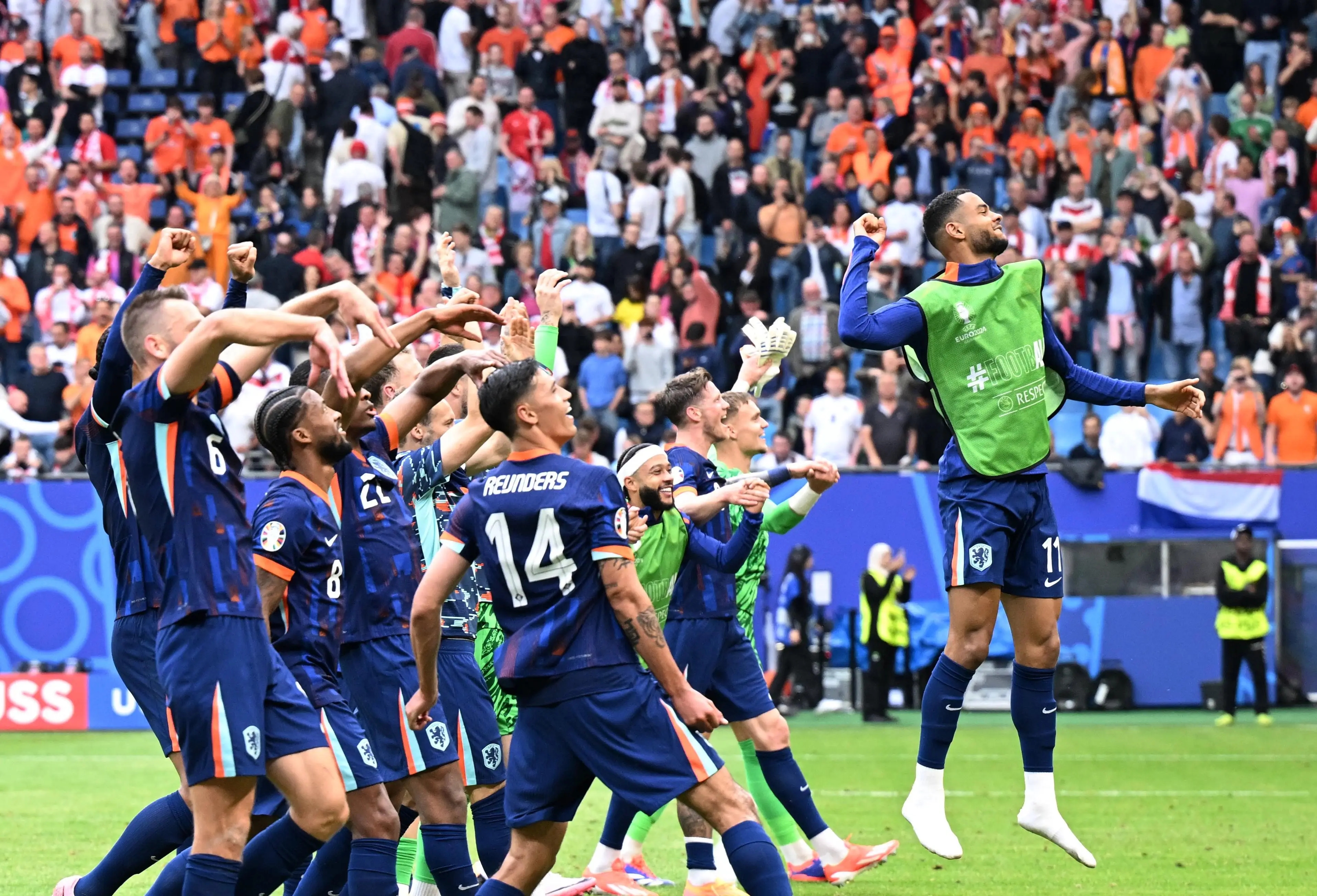 包含热闹足球比赛即将上演,球员们准备就绪迎接挑战的词条 包含热闹足球比赛即将上演,球员们准备就绪迎接挑战的词条