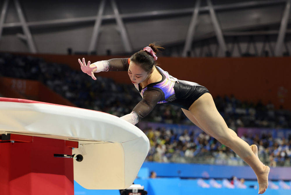 跳马比赛中运动员飞身翻转获得好成绩