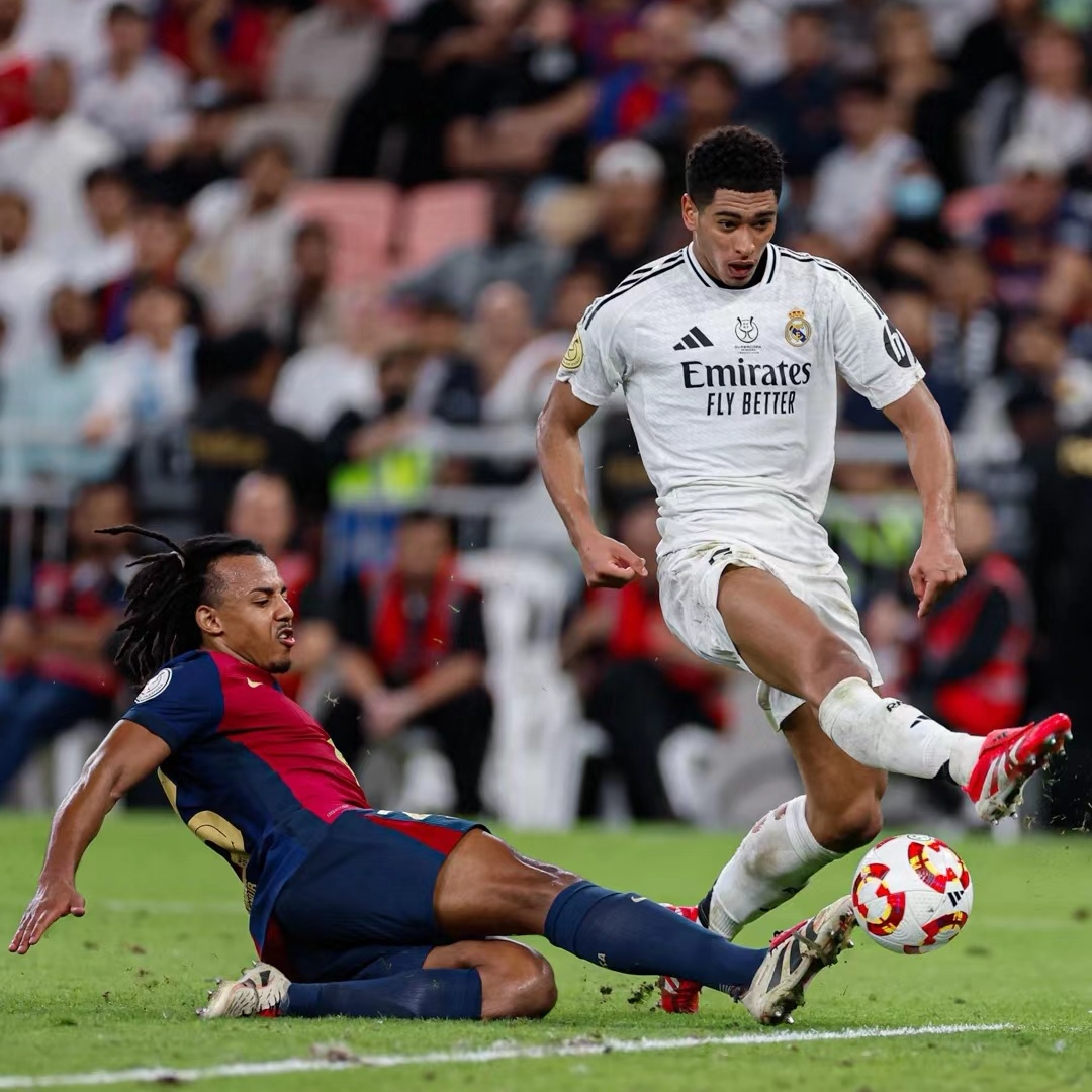 爱游戏在线-梅西传射巴萨主场大胜皇马，豪取西甲龙头位置