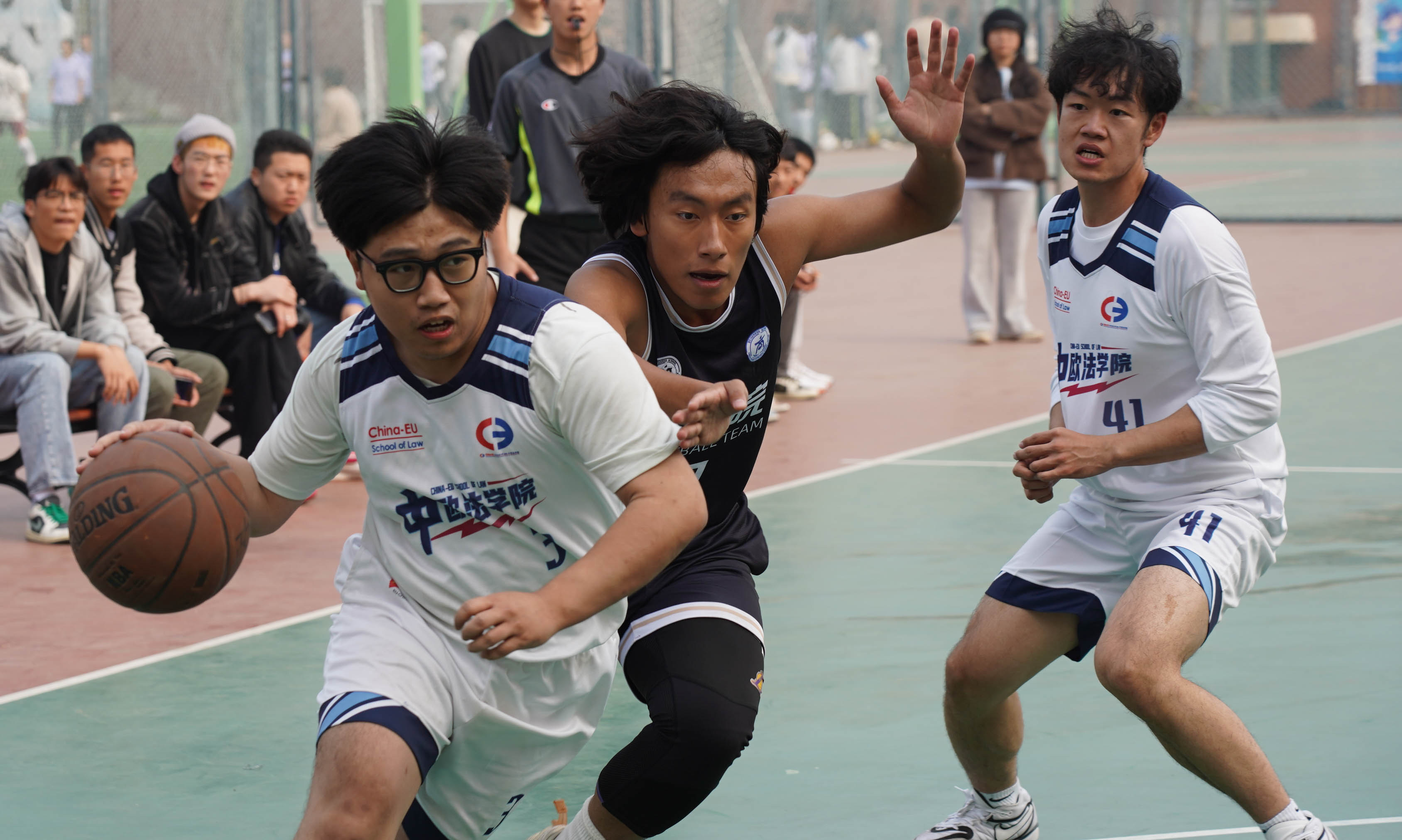 中欧球队球员们团结合作,取得胜利 中欧球队球员们团结合作,取得胜利