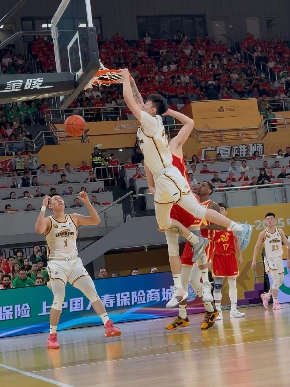 包含精彩篮球赛事在球场上展开，让球迷目不转睛的词条