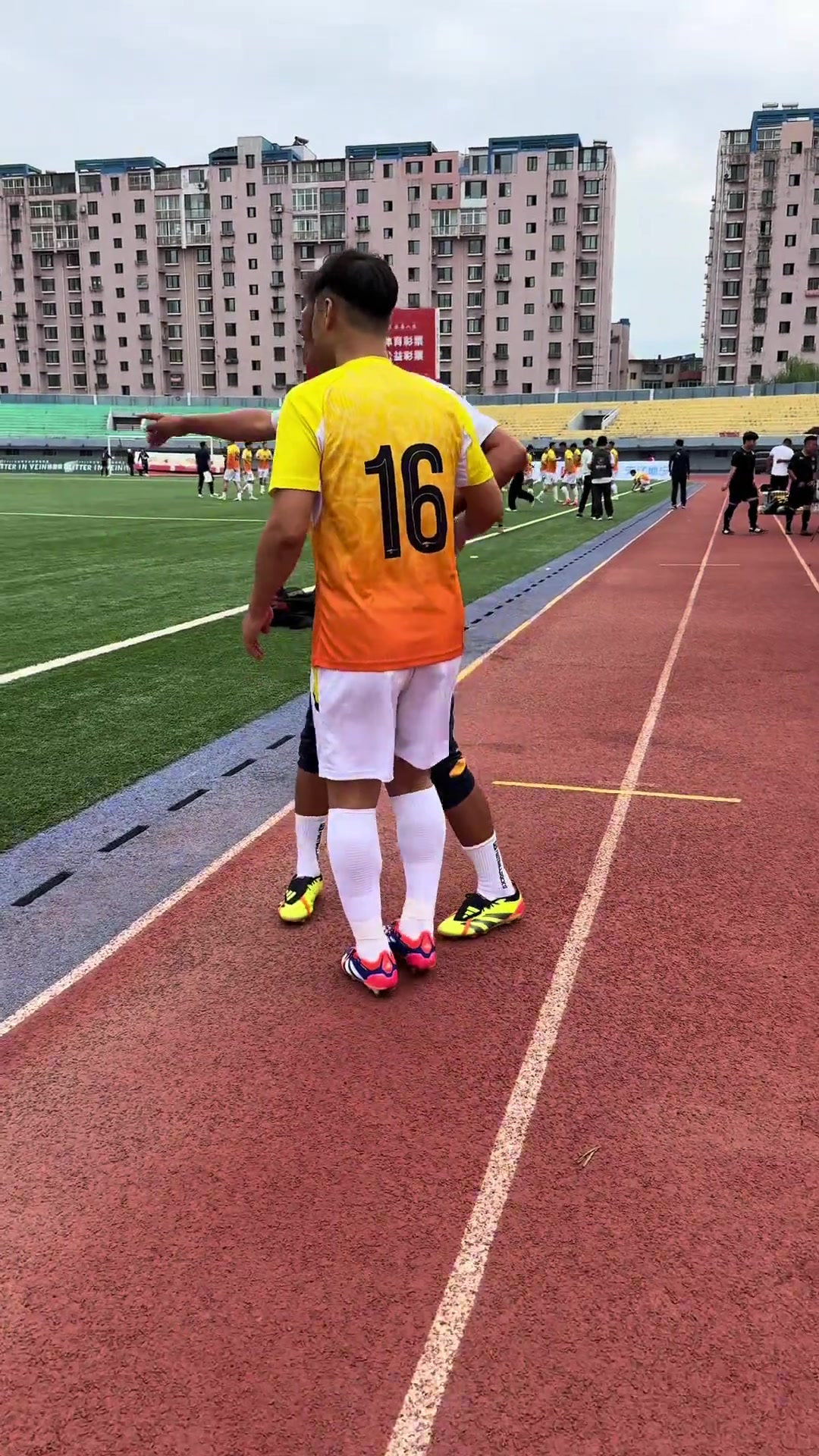 激动人心的足球赛事让人沉浸其中