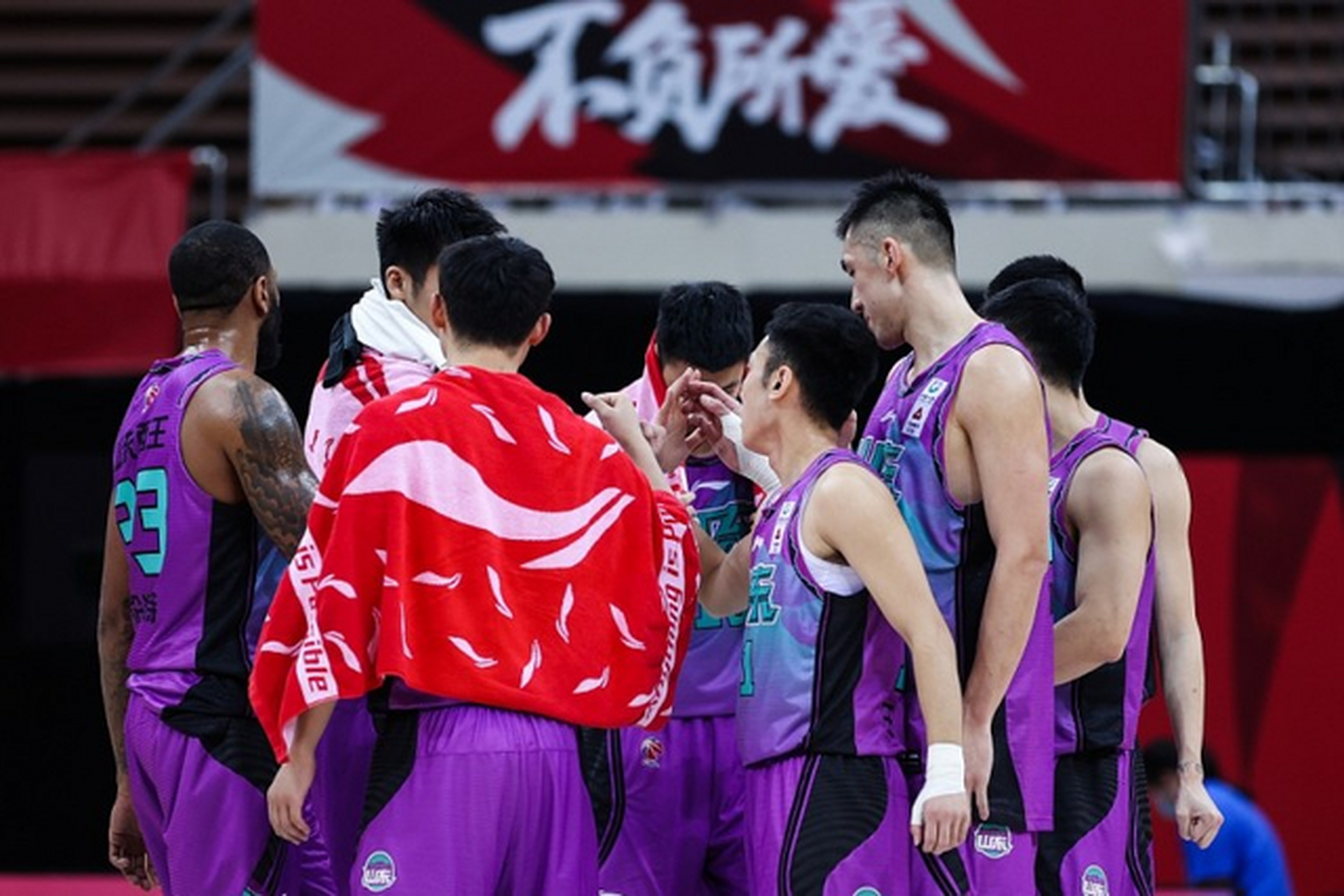 爱游戏体育链接-山东男篮成功守住主场，赢得比赛