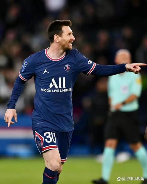 足球明星在比赛中展现实力，受到球迷追捧