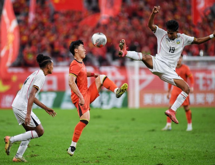 举世瞩目足球大赛，球场上热闹非凡